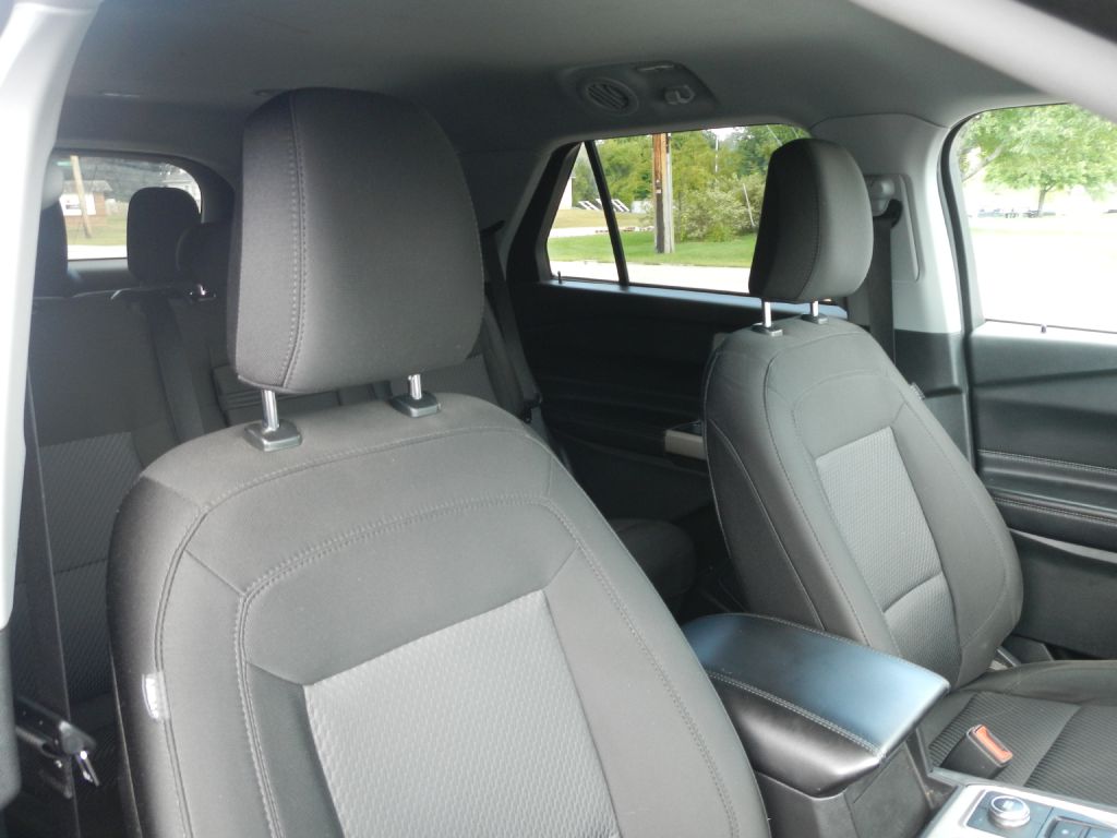 Photo 3 of this FORD EXPLORER