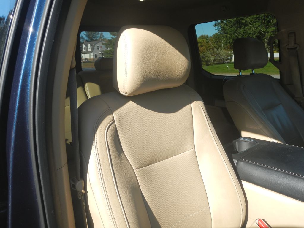 Photo 4 of this FORD F150 LARIAT 4WD