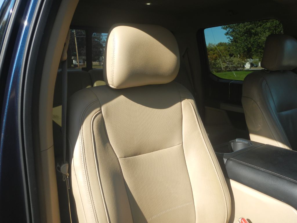 Photo 20 of this FORD F150 LARIAT 4WD