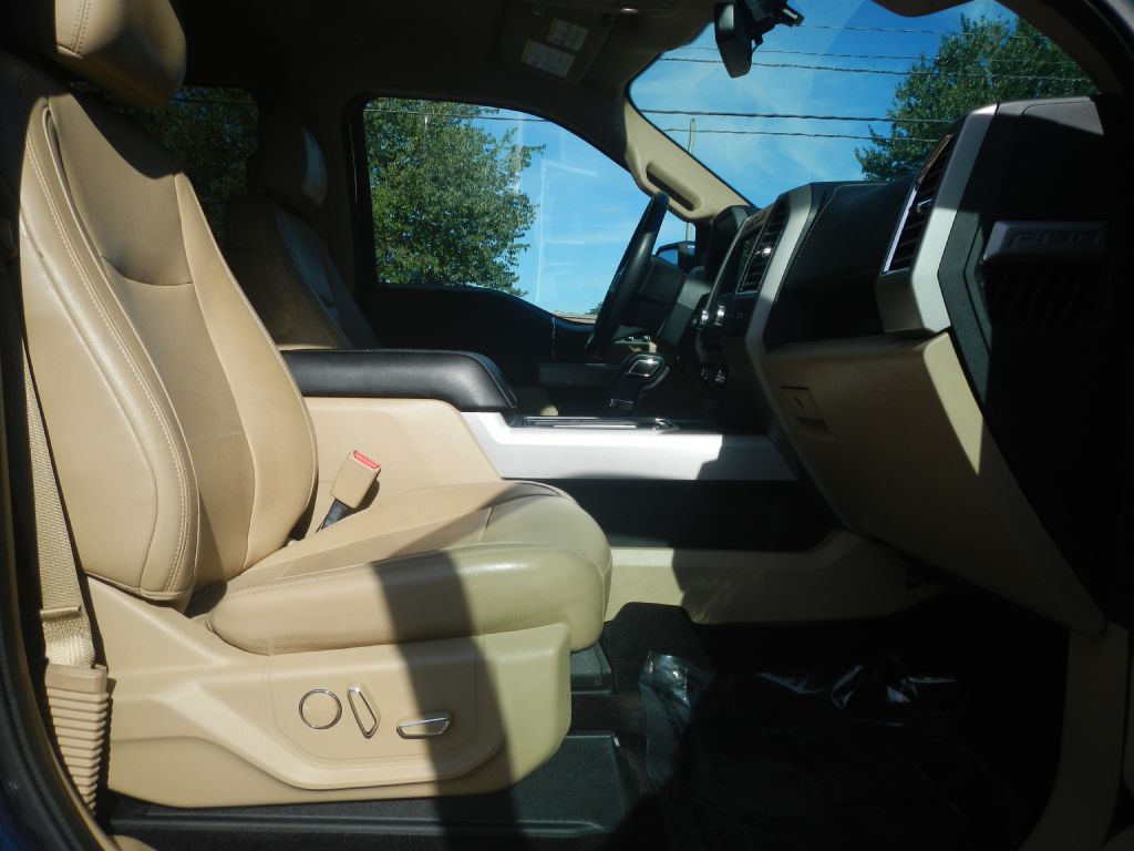 Photo 21 of this FORD F150 LARIAT 4WD