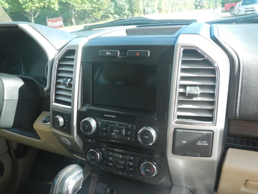 Photo 23 of this FORD F150 LARIAT 4WD