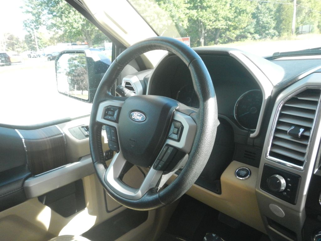 Photo 24 of this FORD F150 LARIAT 4WD