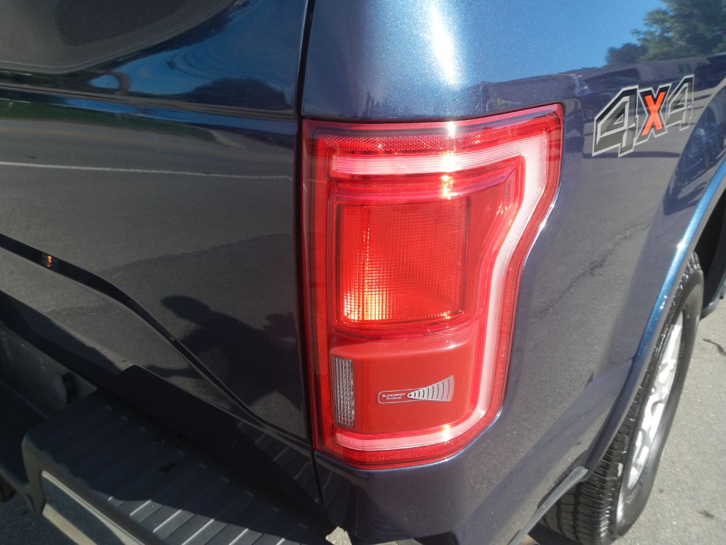 Photo 33 of this FORD F150 LARIAT 4WD