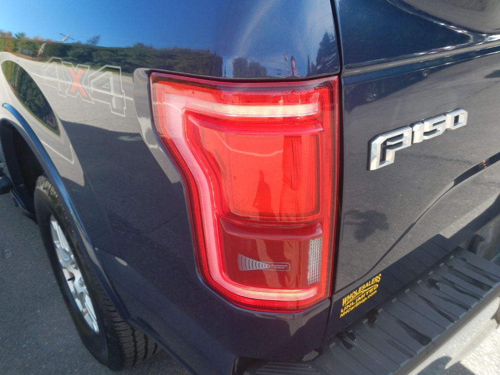 Photo 35 of this FORD F150 LARIAT 4WD