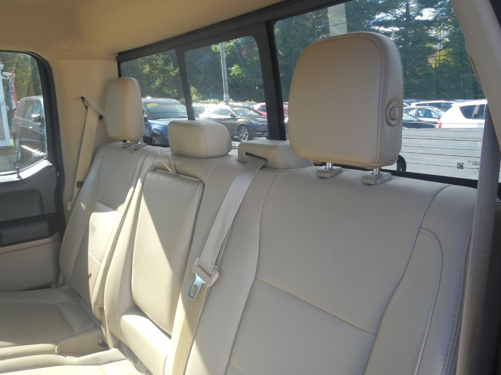 Photo 43 of this FORD F150 LARIAT 4WD