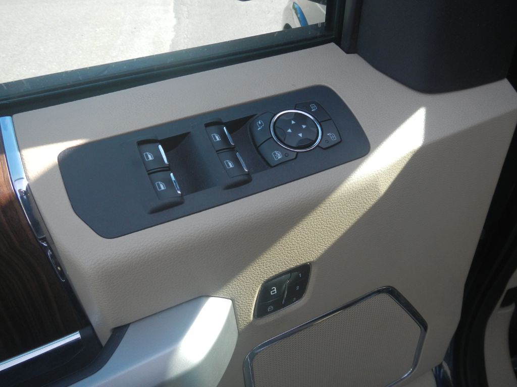Photo 48 of this FORD F150 LARIAT 4WD