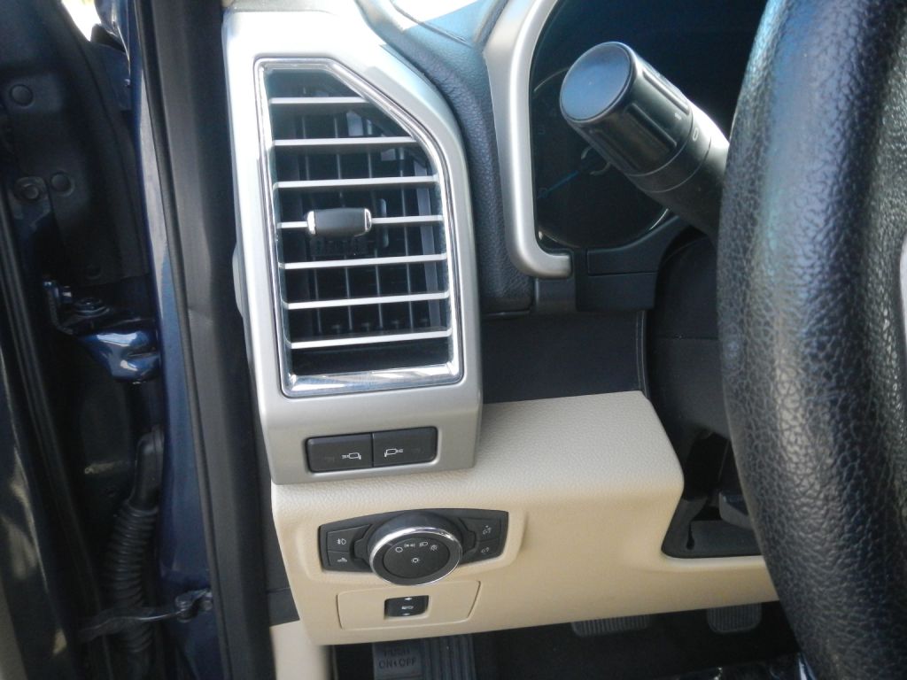 Photo 55 of this FORD F150 LARIAT 4WD