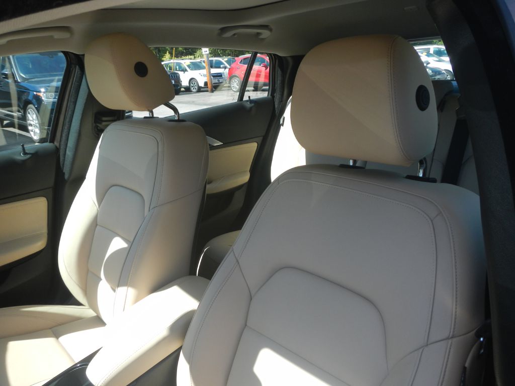 Photo 4 of this INFINITI QX30 AWD