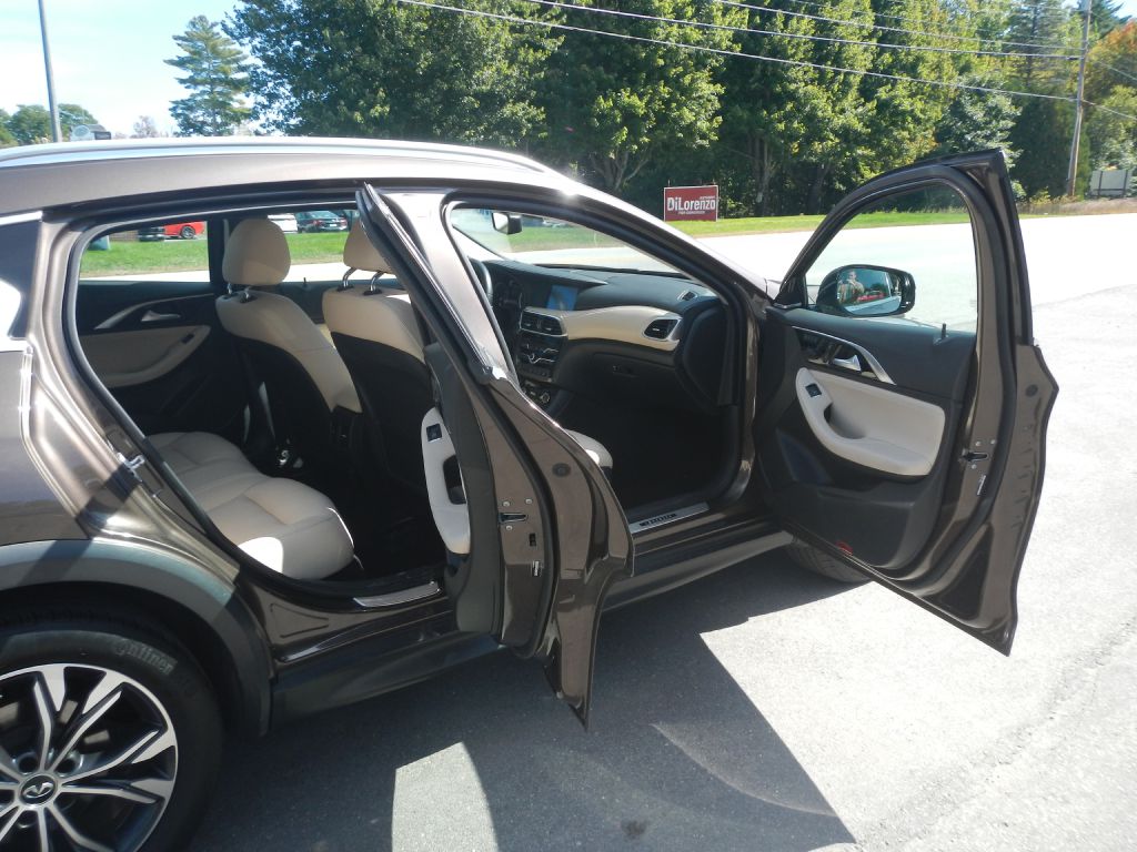 Photo 17 of this INFINITI QX30 AWD