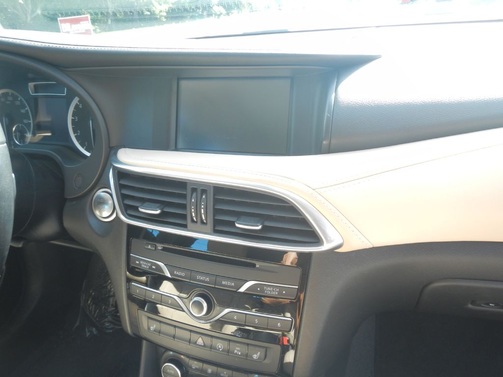 Photo 24 of this INFINITI QX30 AWD