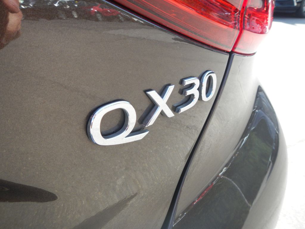 Photo 34 of this INFINITI QX30 AWD