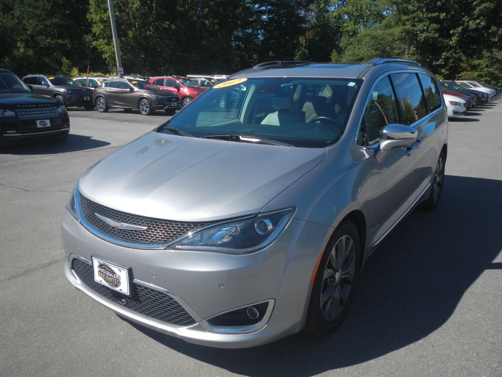 Photo 2 of this CHRYSLER PACIFICA