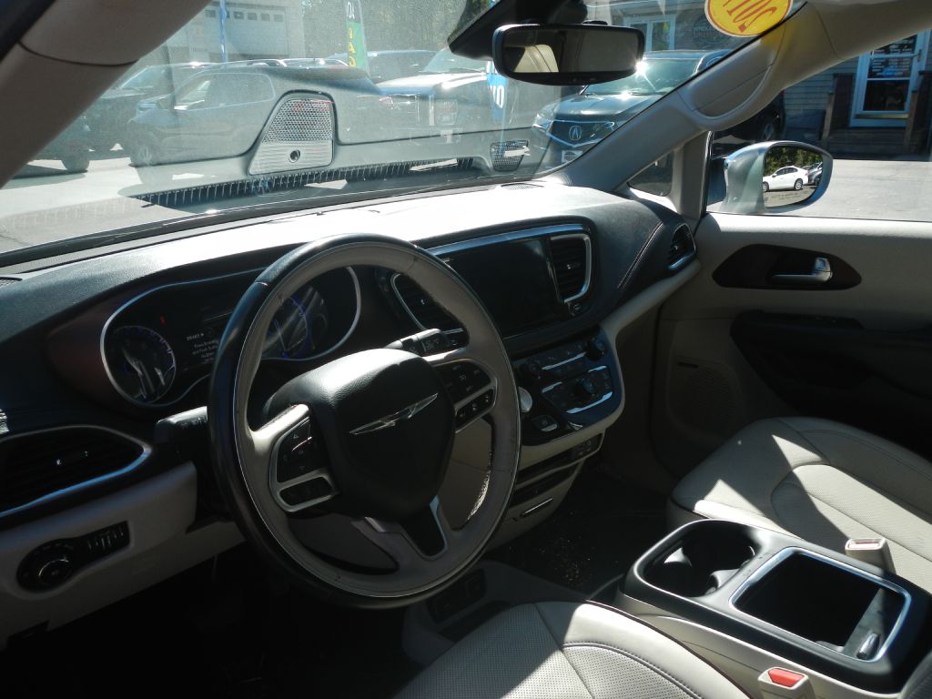 Photo 3 of this CHRYSLER PACIFICA