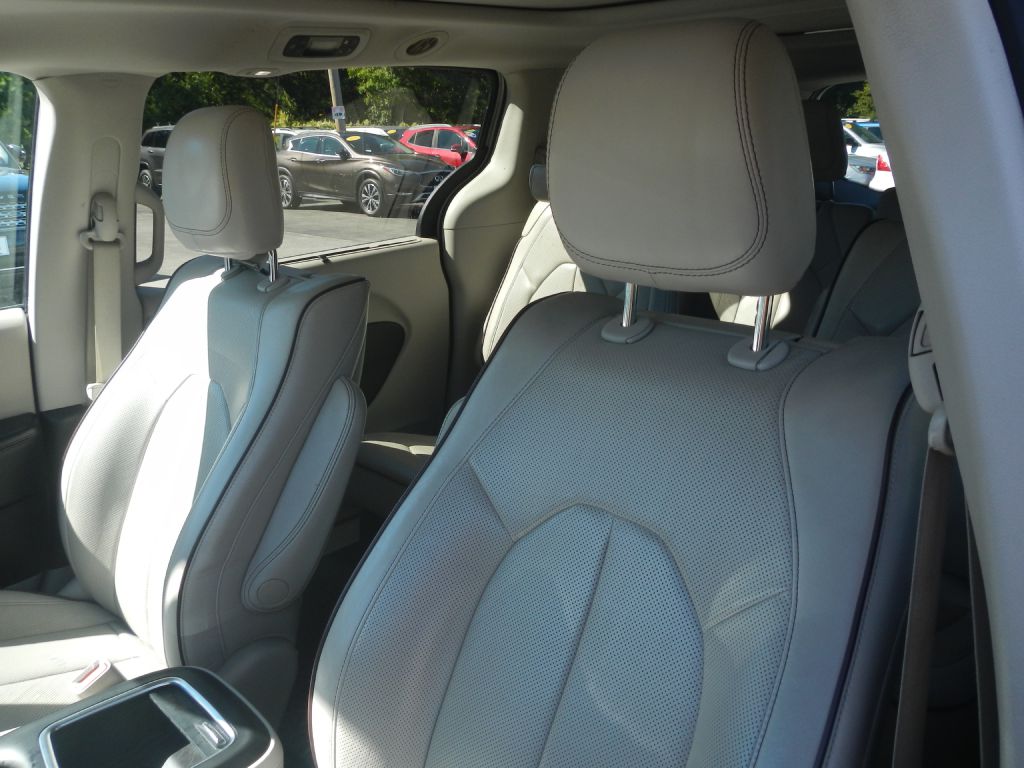 Photo 4 of this CHRYSLER PACIFICA
