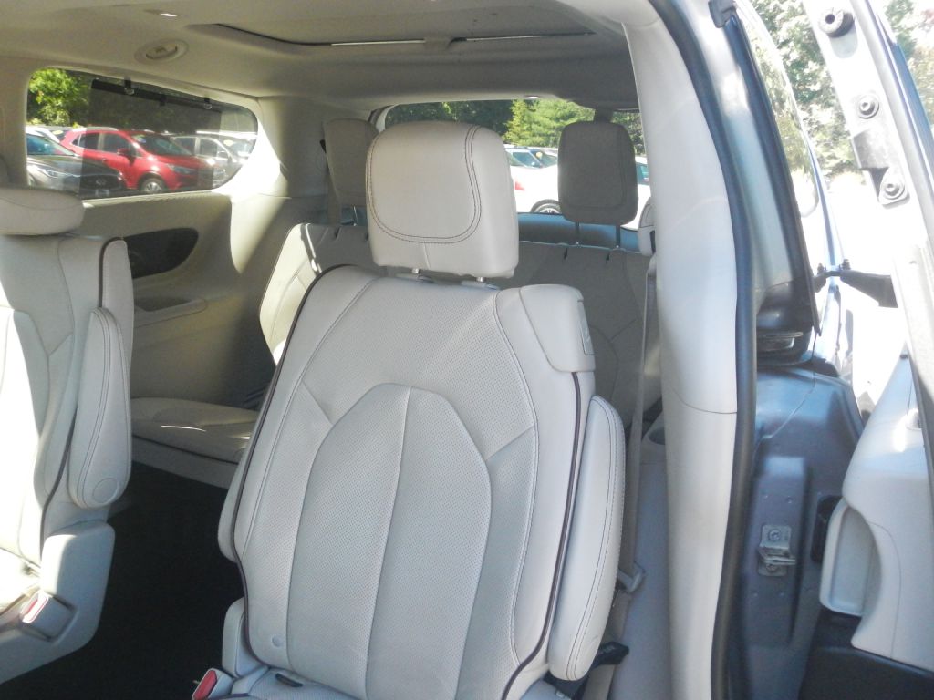 Photo 5 of this CHRYSLER PACIFICA