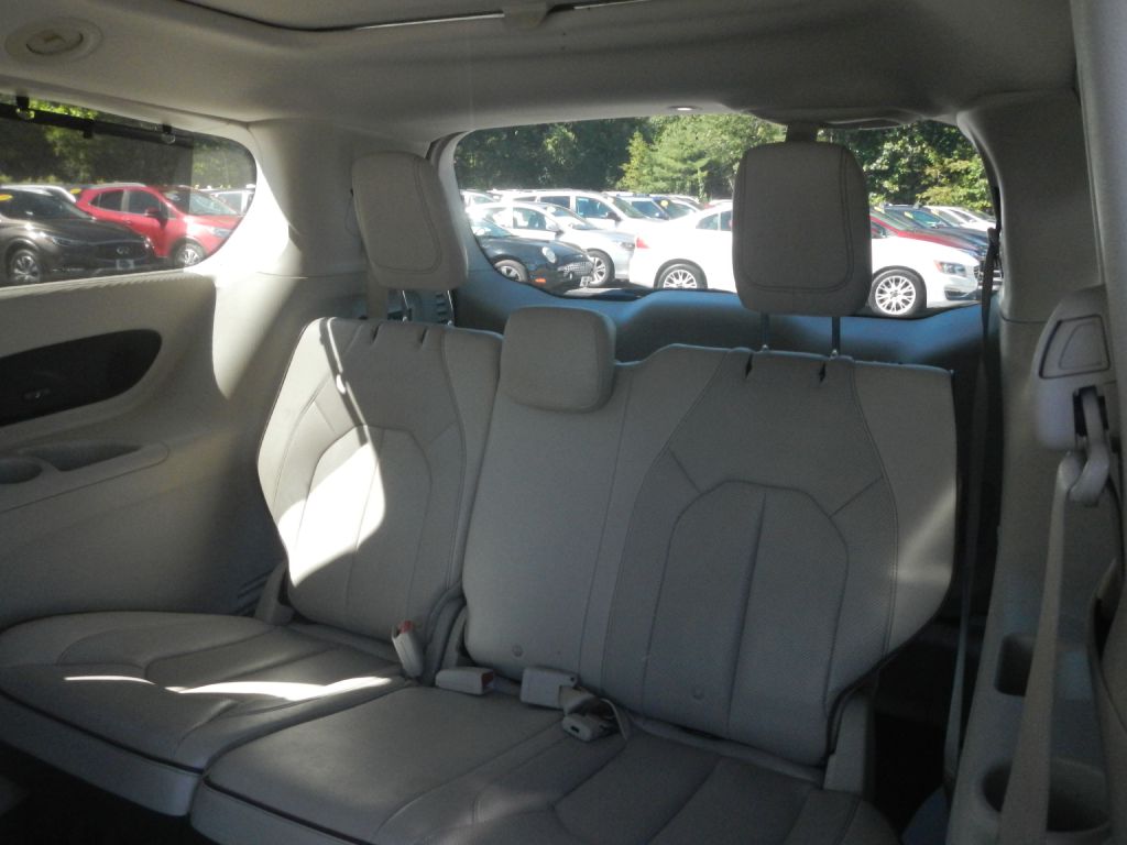 Photo 6 of this CHRYSLER PACIFICA