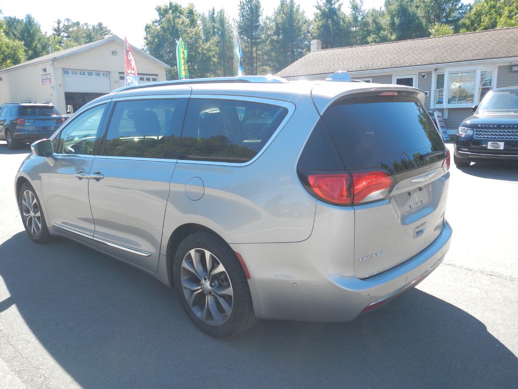 Photo 7 of this CHRYSLER PACIFICA
