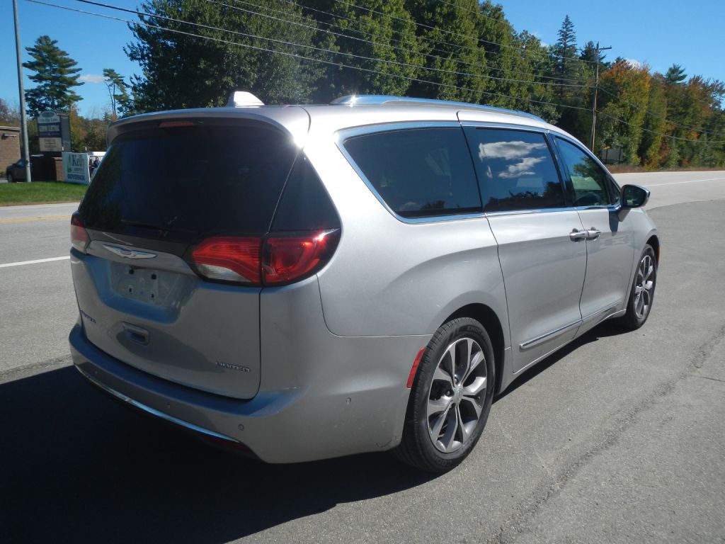 Photo 8 of this CHRYSLER PACIFICA