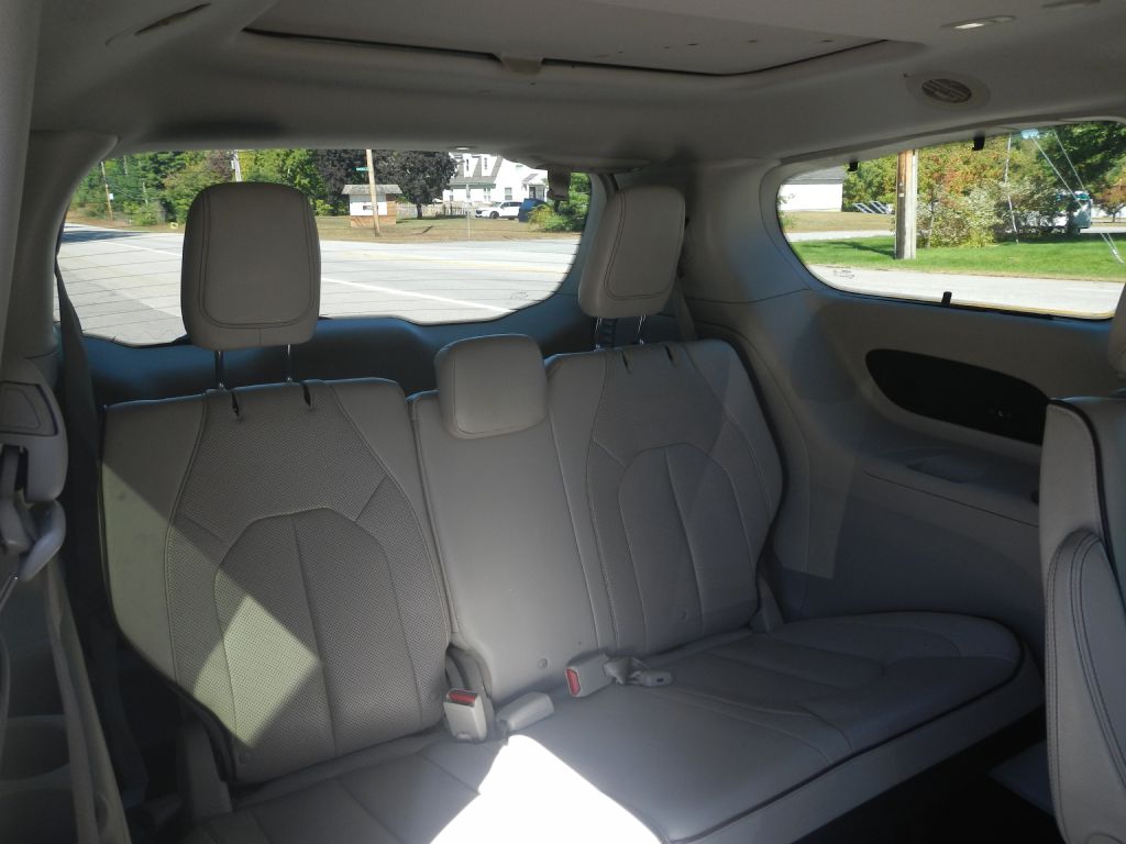 Photo 9 of this CHRYSLER PACIFICA