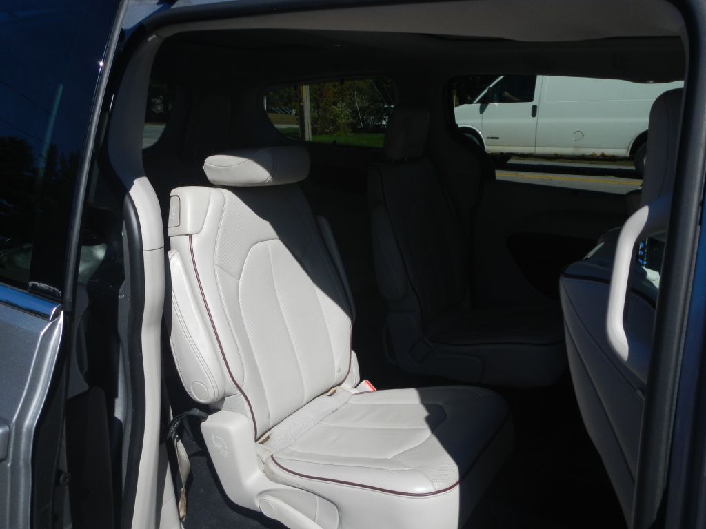 Photo 10 of this CHRYSLER PACIFICA