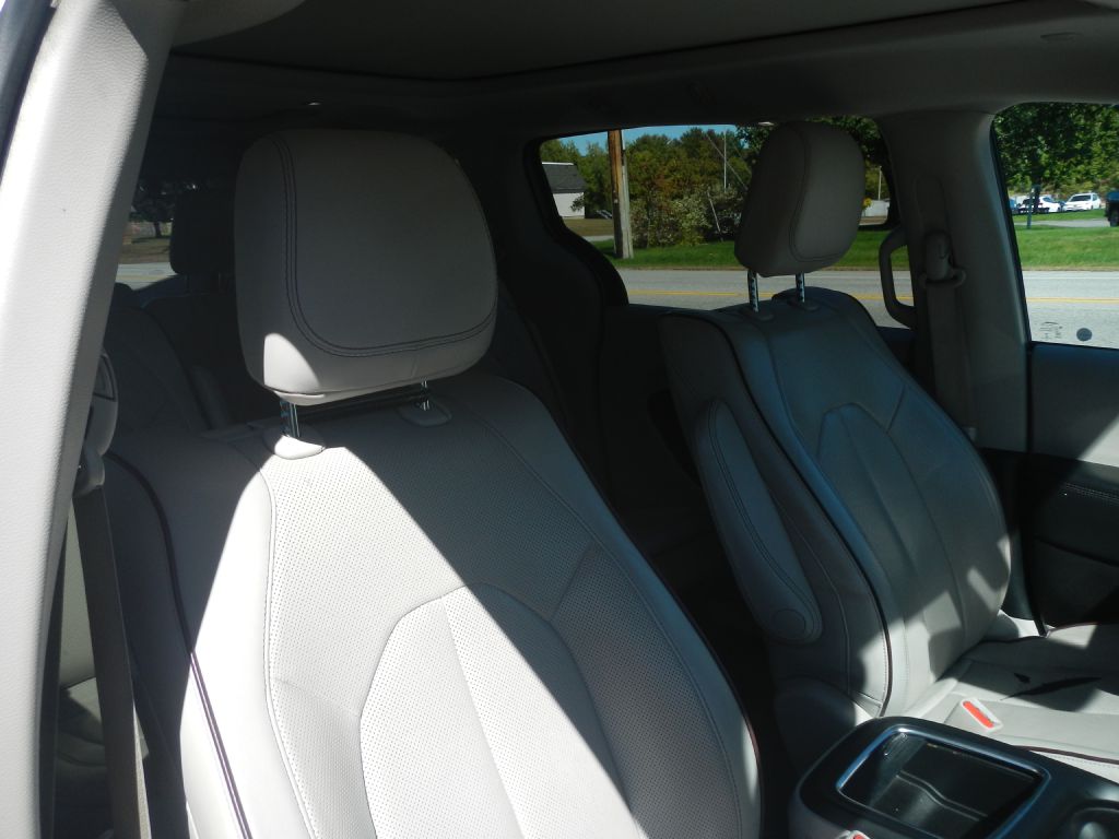 Photo 11 of this CHRYSLER PACIFICA