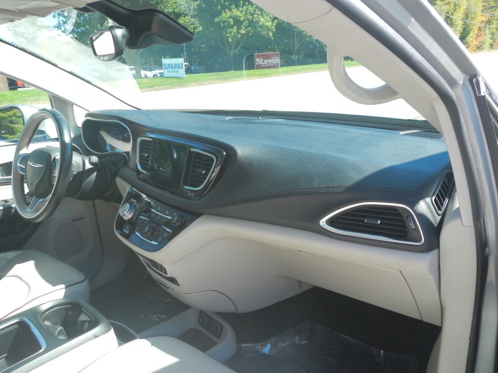 Photo 12 of this CHRYSLER PACIFICA