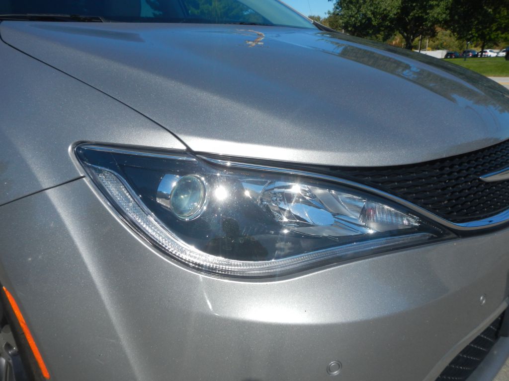 Photo 14 of this CHRYSLER PACIFICA
