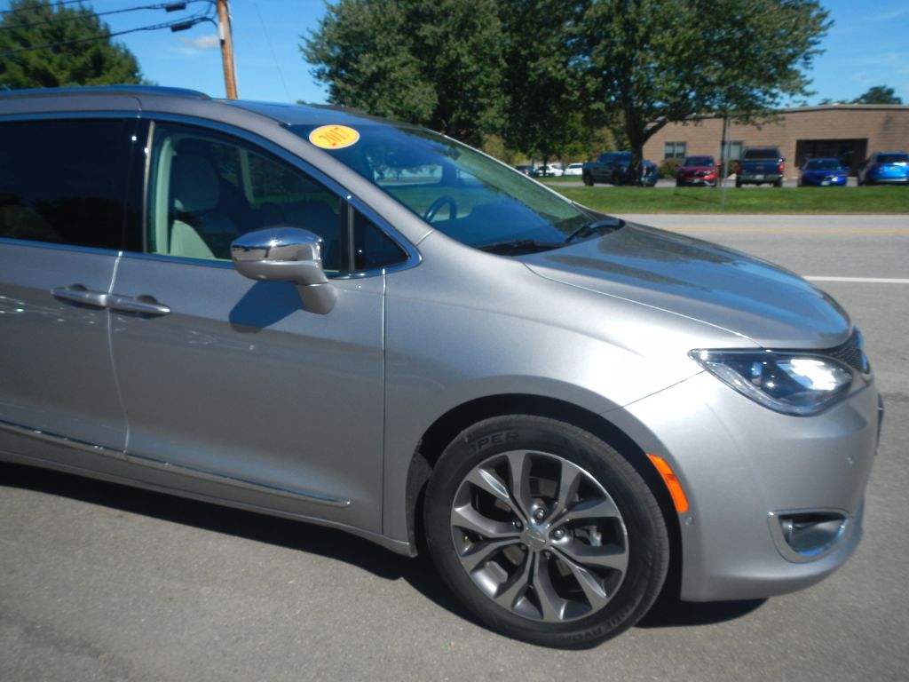 Photo 15 of this CHRYSLER PACIFICA