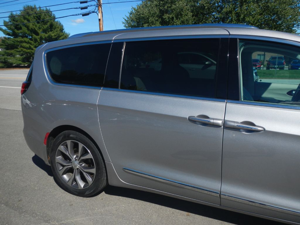 Photo 16 of this CHRYSLER PACIFICA