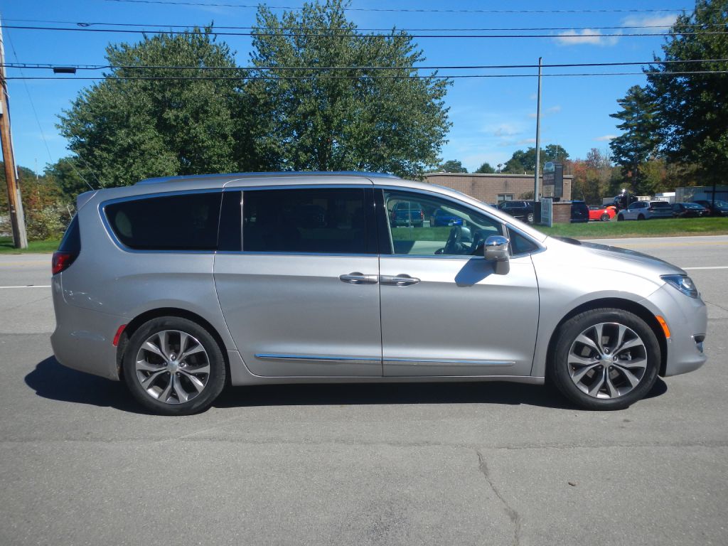 Photo 17 of this CHRYSLER PACIFICA