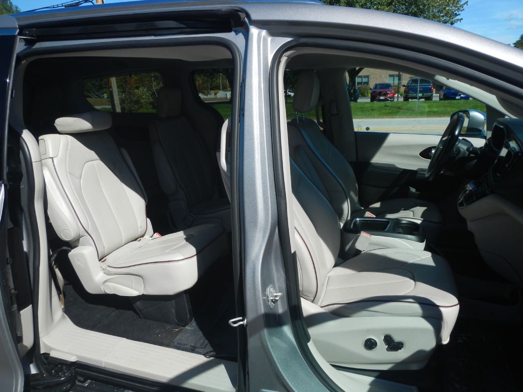 Photo 18 of this CHRYSLER PACIFICA