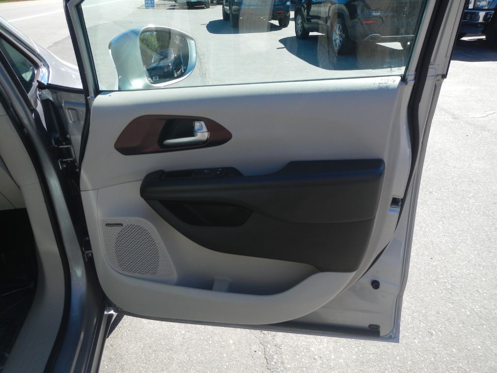 Photo 19 of this CHRYSLER PACIFICA