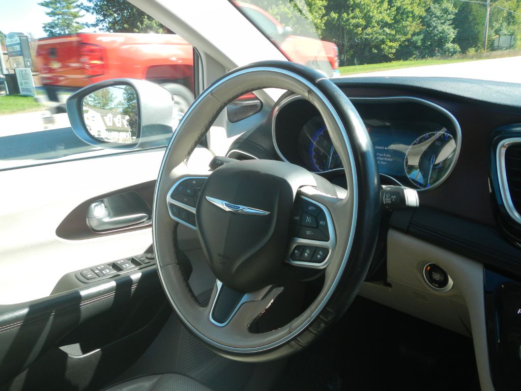 Photo 21 of this CHRYSLER PACIFICA