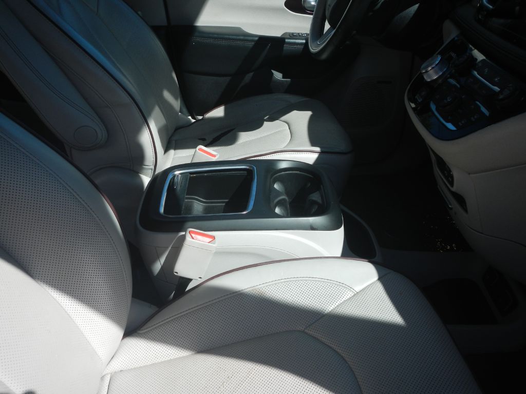 Photo 24 of this CHRYSLER PACIFICA