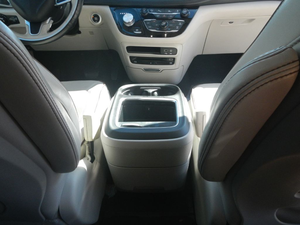 Photo 30 of this CHRYSLER PACIFICA