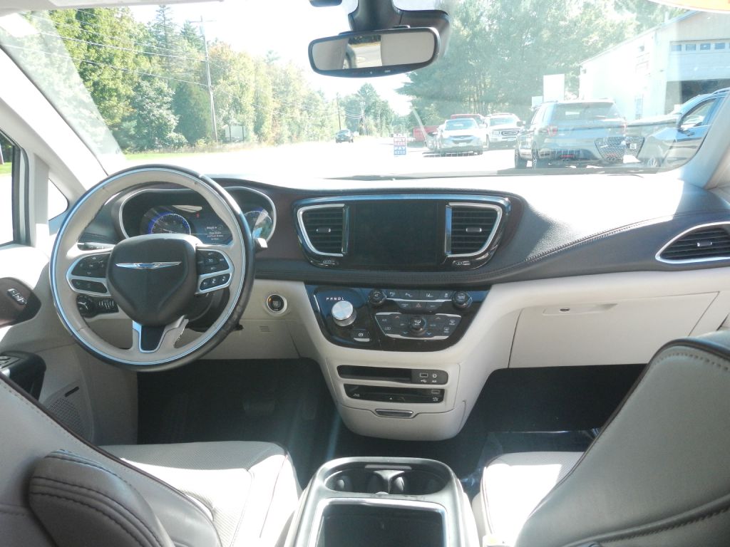 Photo 31 of this CHRYSLER PACIFICA