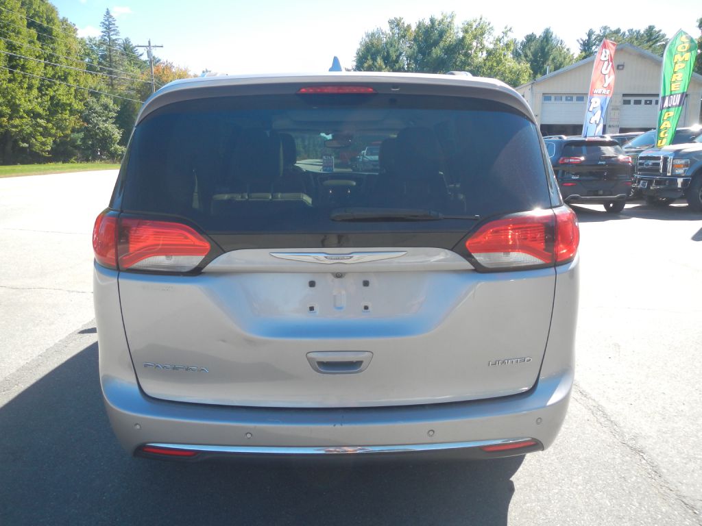 Photo 36 of this CHRYSLER PACIFICA