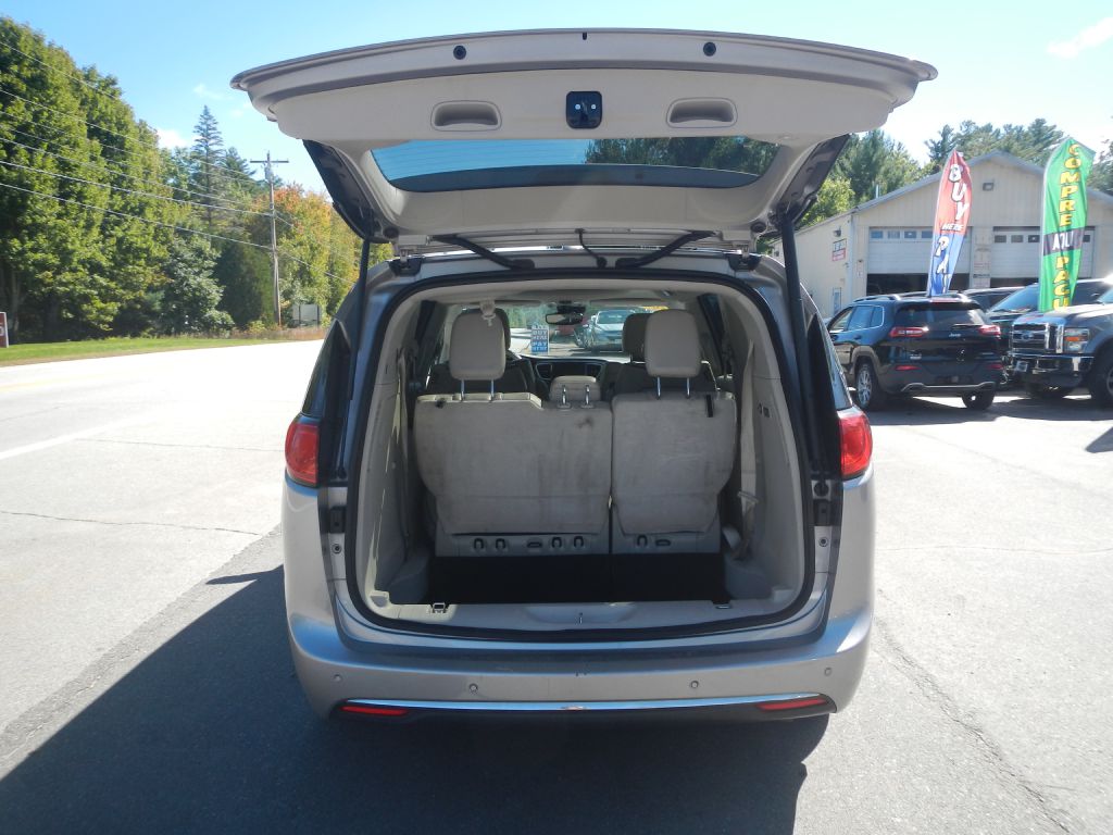 Photo 39 of this CHRYSLER PACIFICA