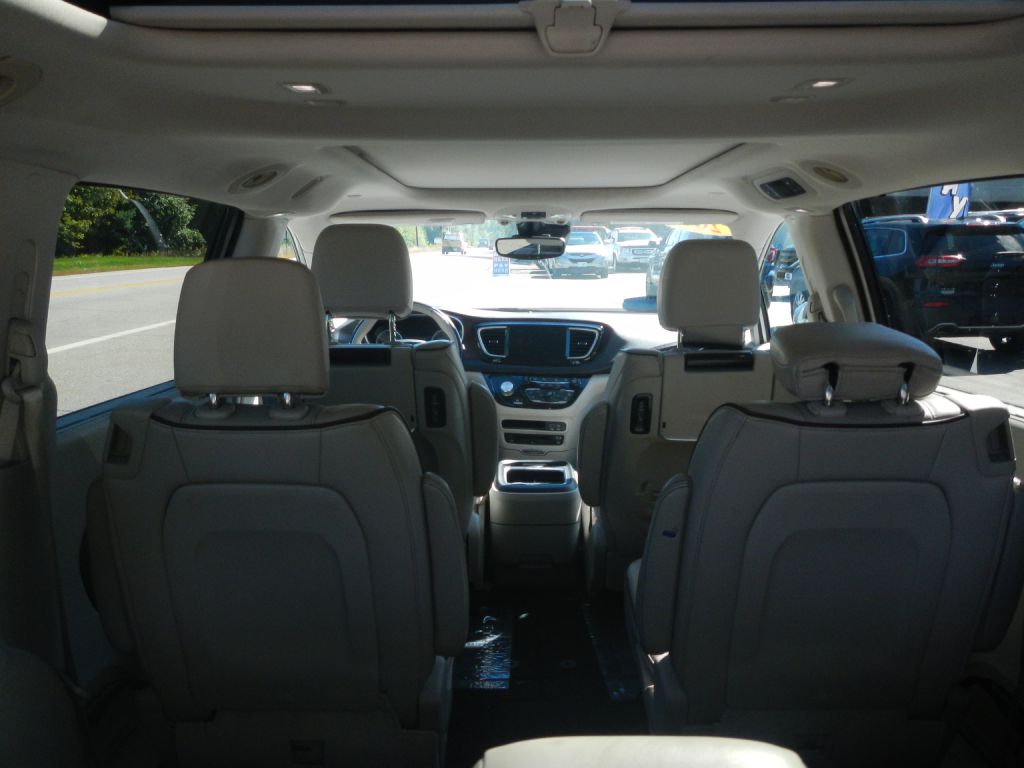 Photo 40 of this CHRYSLER PACIFICA