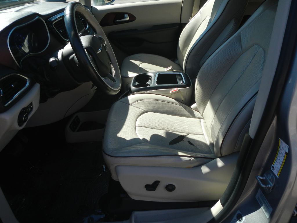 Photo 54 of this CHRYSLER PACIFICA