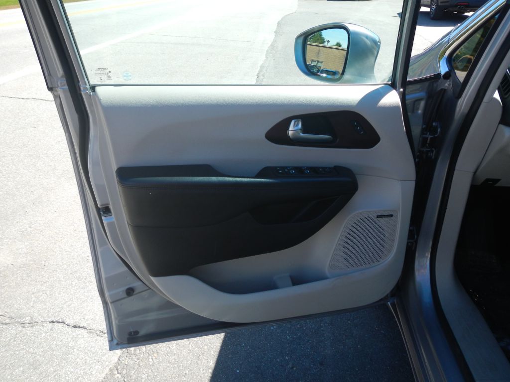 Photo 56 of this CHRYSLER PACIFICA