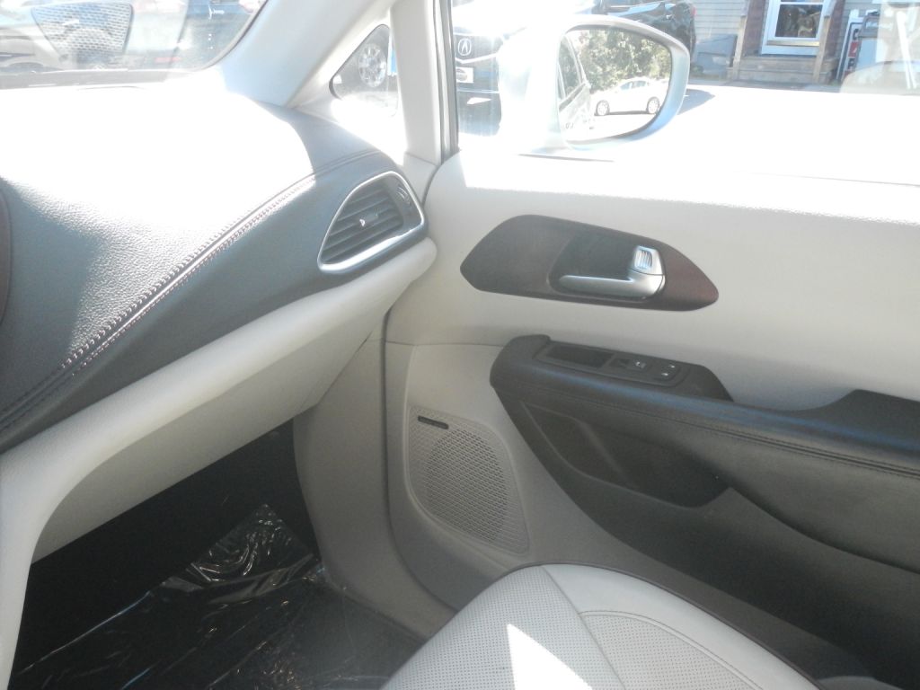 Photo 58 of this CHRYSLER PACIFICA