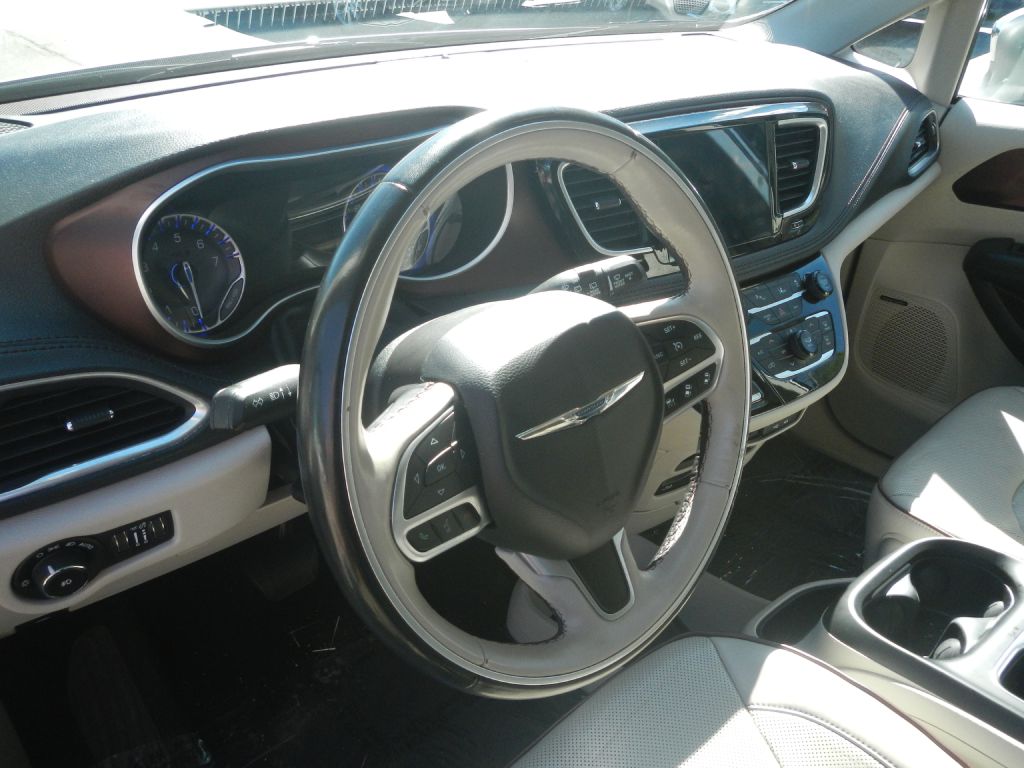 Photo 60 of this CHRYSLER PACIFICA