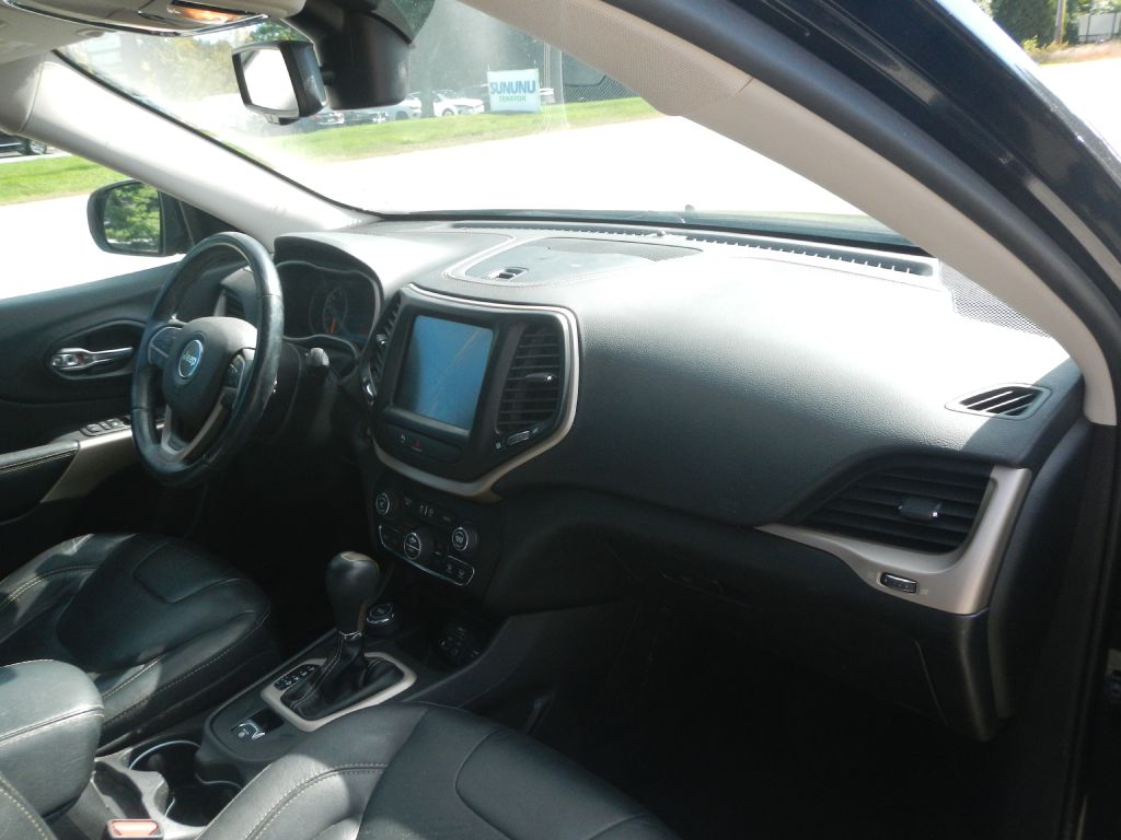 Photo 3 of this JEEP CHEROKEE 4WD
