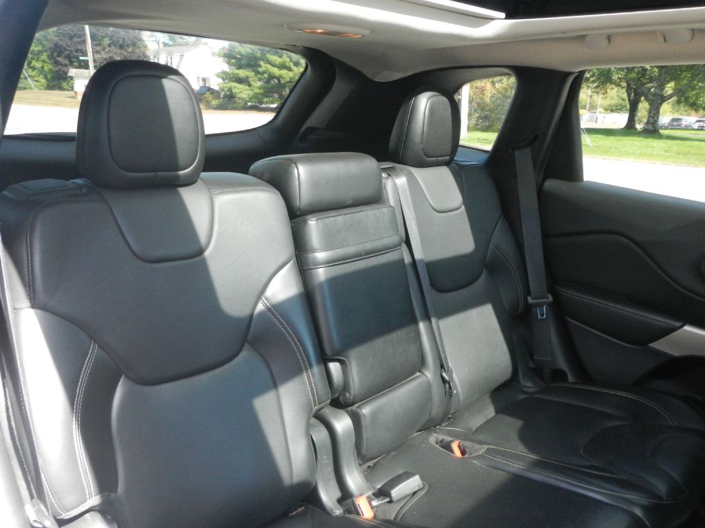 Photo 5 of this JEEP CHEROKEE 4WD