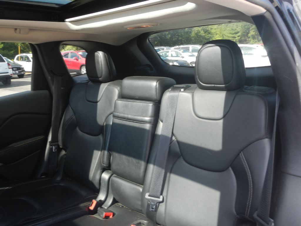 Photo 8 of this JEEP CHEROKEE 4WD