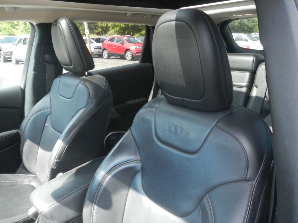 Photo 9 of this JEEP CHEROKEE 4WD