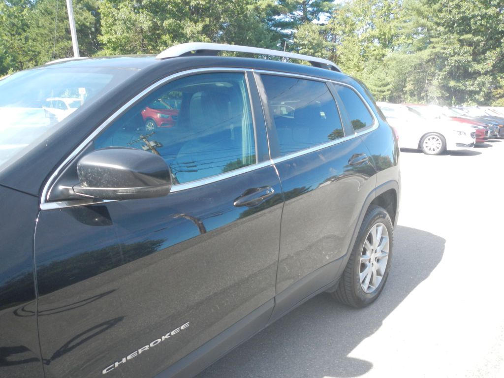 Photo 13 of this JEEP CHEROKEE 4WD