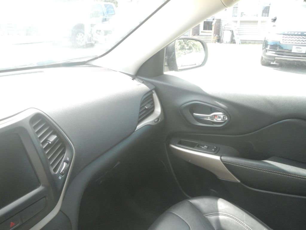 Photo 15 of this JEEP CHEROKEE 4WD