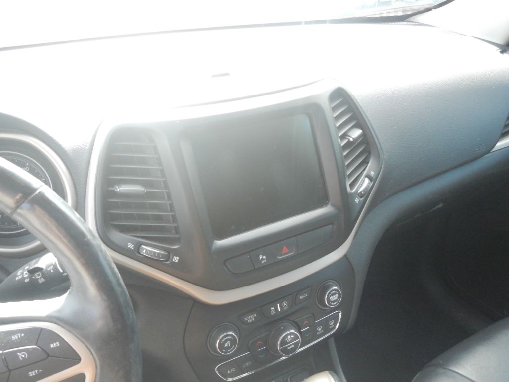 Photo 16 of this JEEP CHEROKEE 4WD